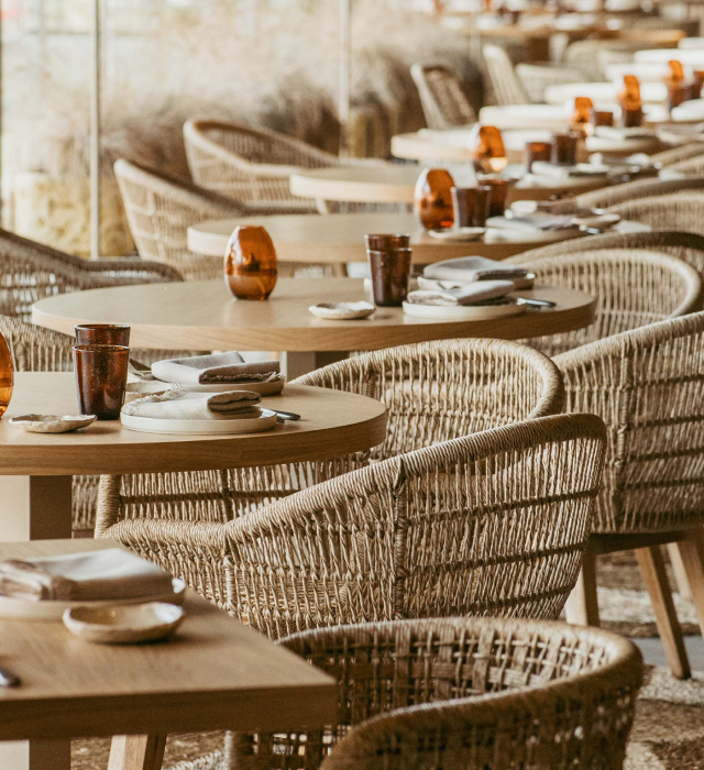 Imagen del interior con el mobiliario para restaurantes a medida para Puntapiedra