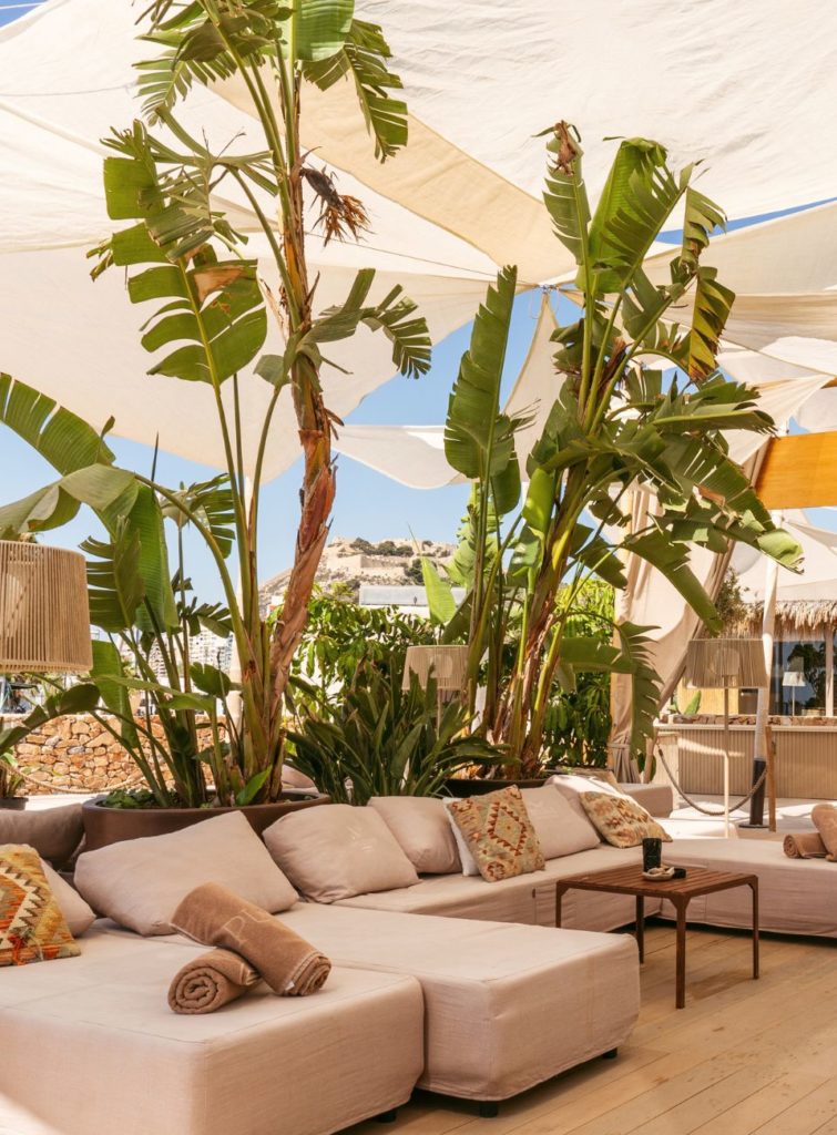 Muebles fabricados a medida para negocios: sofás del restaurante de Puntapiedra